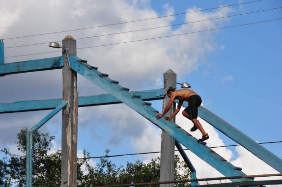 Escalando a torre da ponte em Ponte Alta do Tocantins, entrada do Jalapão - TO